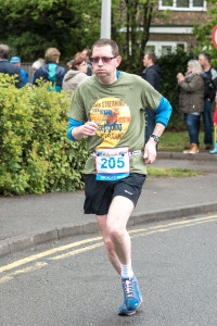 Richard Dally approaching the finish of the Frimley 10km 2015